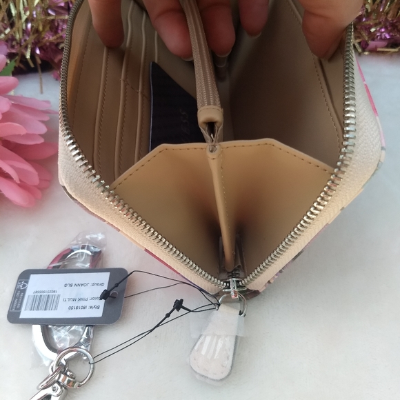 🌸 SOLD🌺Guess Pink Floral Joann Wallet + Charm - Picture 10 of 13